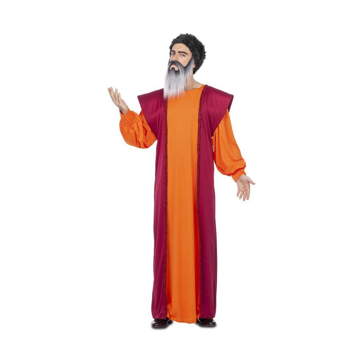 En man klädd i en lång orange tunika med en mörkröd kappa över, och ett svart och vitt skägg och peruk, som representerar maskeraddräkten Master.