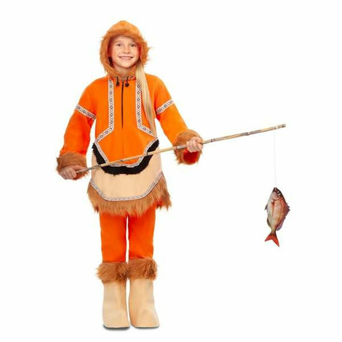 Ett barn i en knallorange eskimådräkt med en fiskespö och en konstgjord fisk som hänger från kroken.