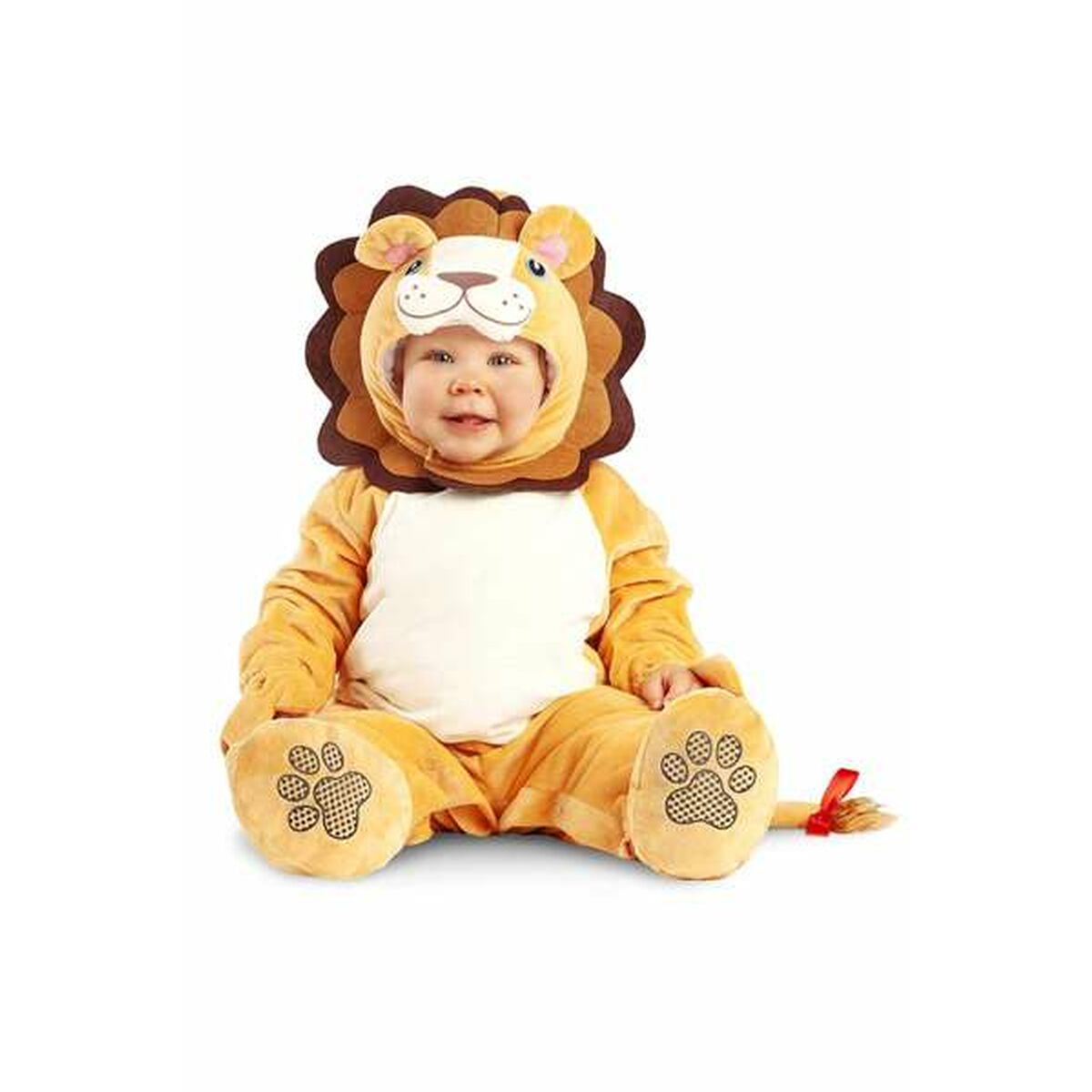 En glad bebis klädd i en mjuk, brun och beige lejonmaskeraddräkt med matchande huva och en liten svans med rött band.
