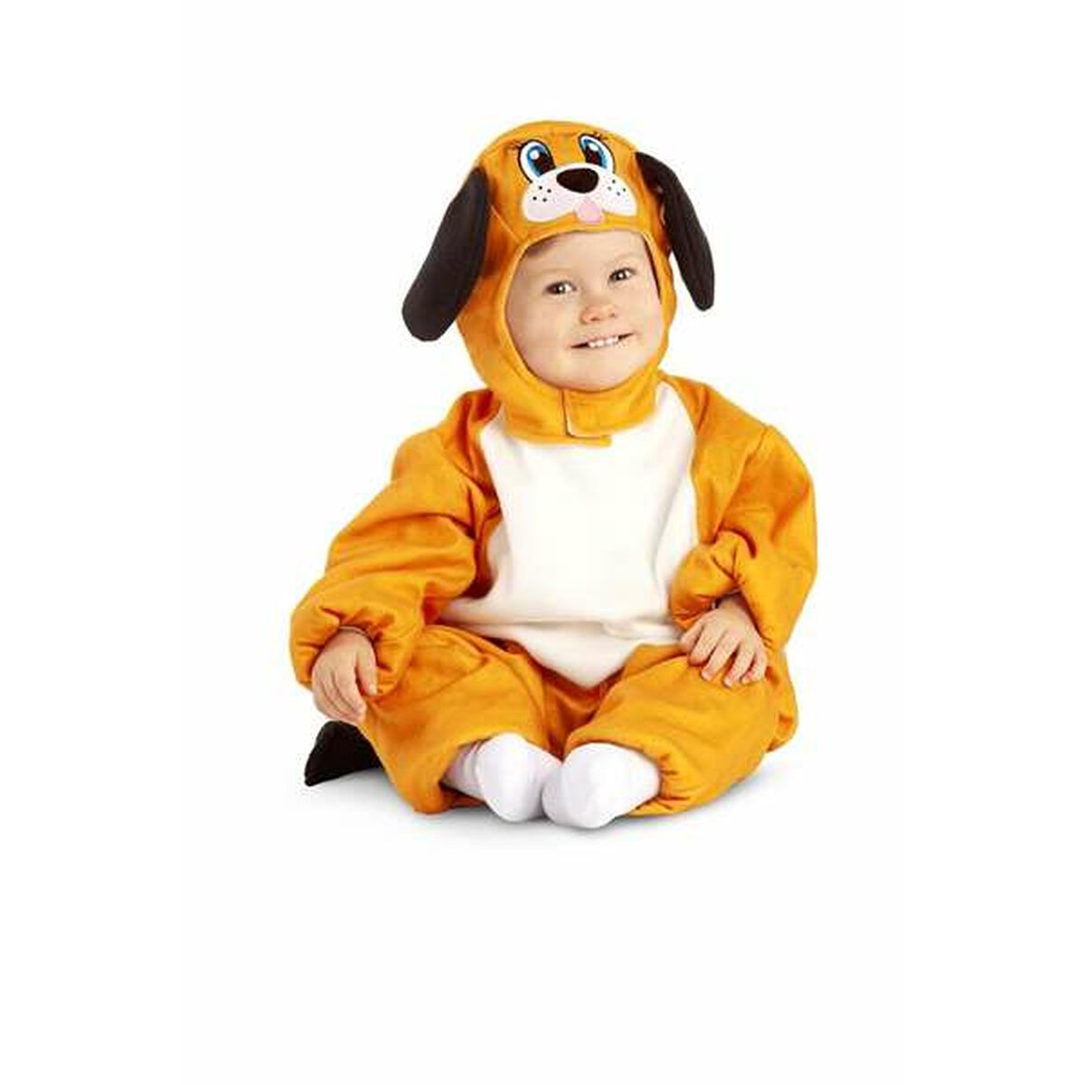 En glad bebis klädd i en brun och orangefärgad helkroppsdräkt som föreställer en hund, komplett med en huva med hundansikte och hängande öron.