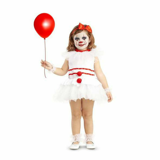 En bebis i en vit och röd clowndräkt, liknande Pennywise, som håller i en röd ballong.