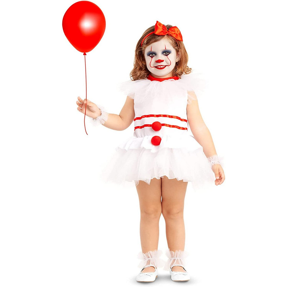 Liten flicka klädd i en vit och röd clownmaskeraddräkt håller i en röd ballong, med läskig clownsminkning.