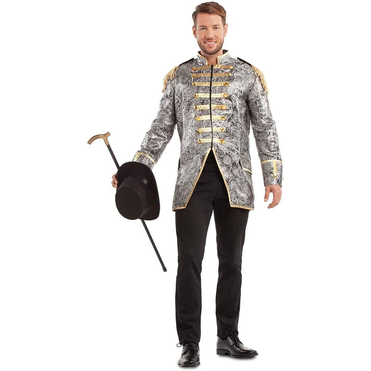 En man i en lång, silverfärgad brokadjacka med guldiga knappar och axeltibutar, han håller en svart hög hatt och en promenadkäpp.