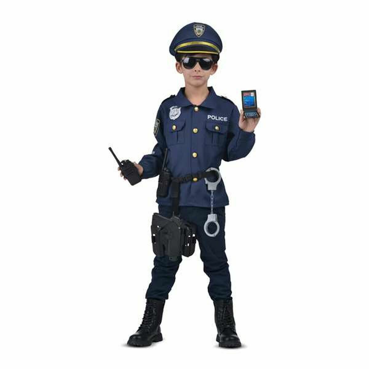 Ett barn i marinblå polisdräkt med keps, solglasögon, och som håller i en walkie-talkie och en mobiltelefonliknande leksak, samt har handbojor och pistolhölster på ett bälte.