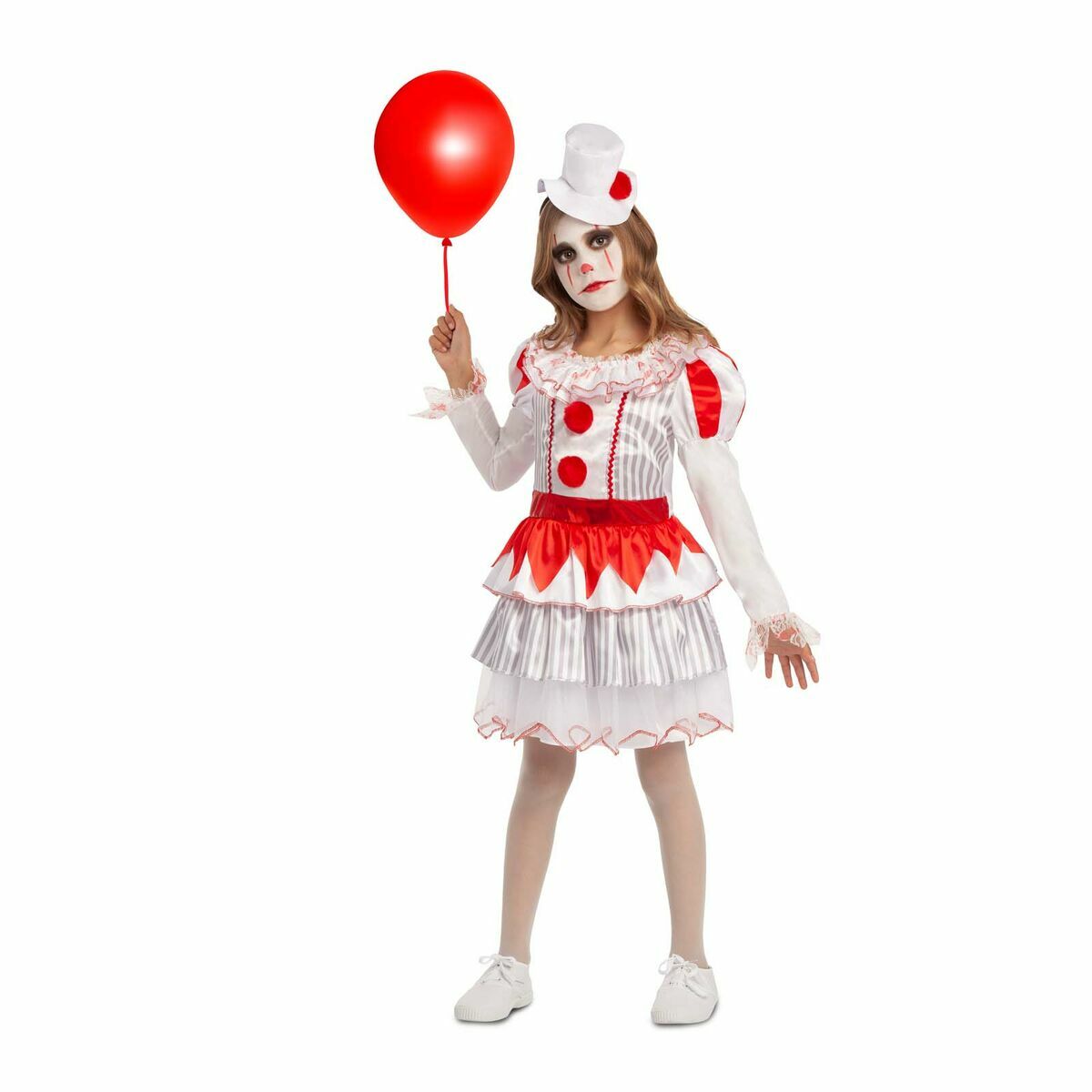 Ett barn klätt i en kuslig clownklänning med röd ballong i handen, som håller en vit cylinderhatt.