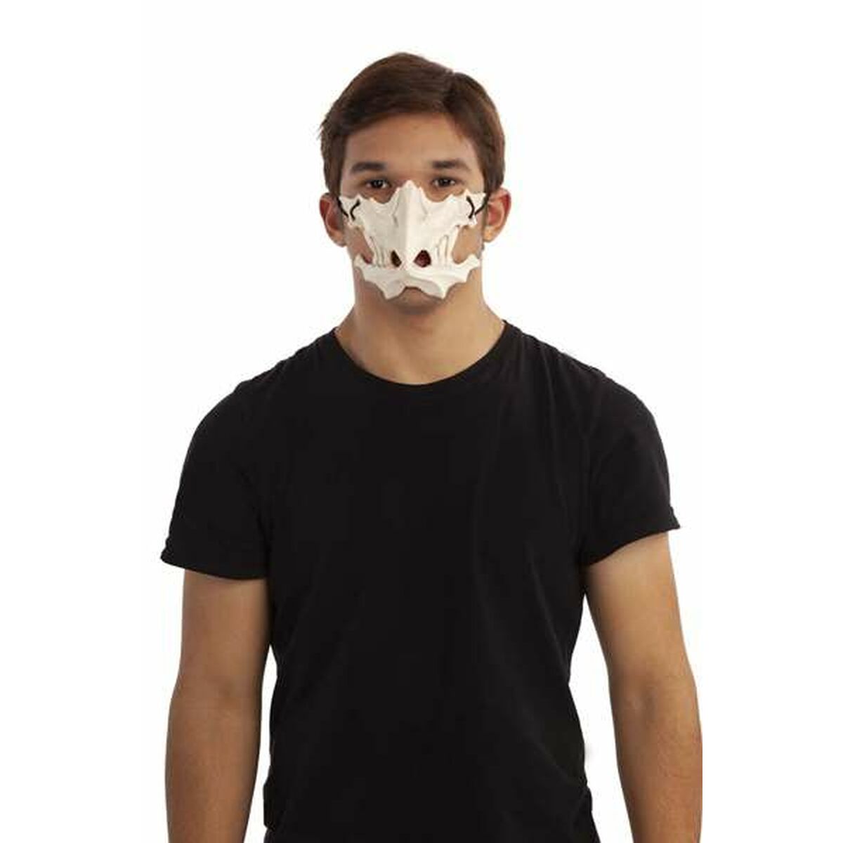 En man bär en vit, benliknande halvmask som täcker mun och näsa, designad som ett djur- eller gräsätar-skallfragment.