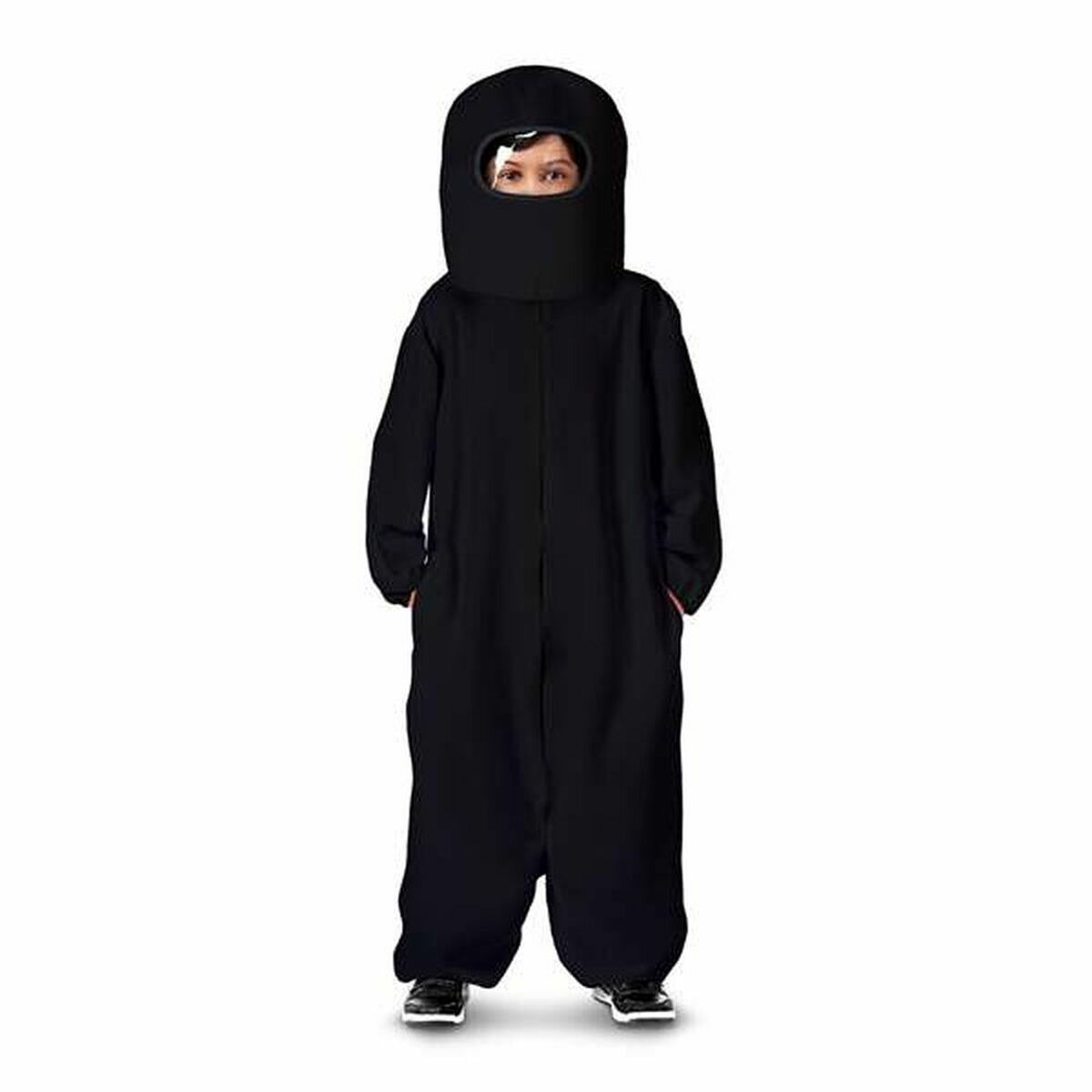Ett barn iklädd en helsvart, mystisk maskeraddräkt med en stor, rundad huva som täcker hela huvudet och ansiktet förutom ögonen.