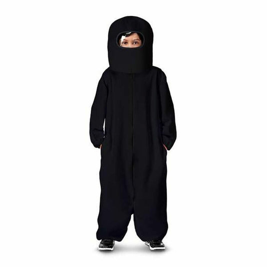 Ett barn iklädd en helsvart, mystisk maskeraddräkt med en stor, rundad huva som täcker hela huvudet och ansiktet förutom ögonen.