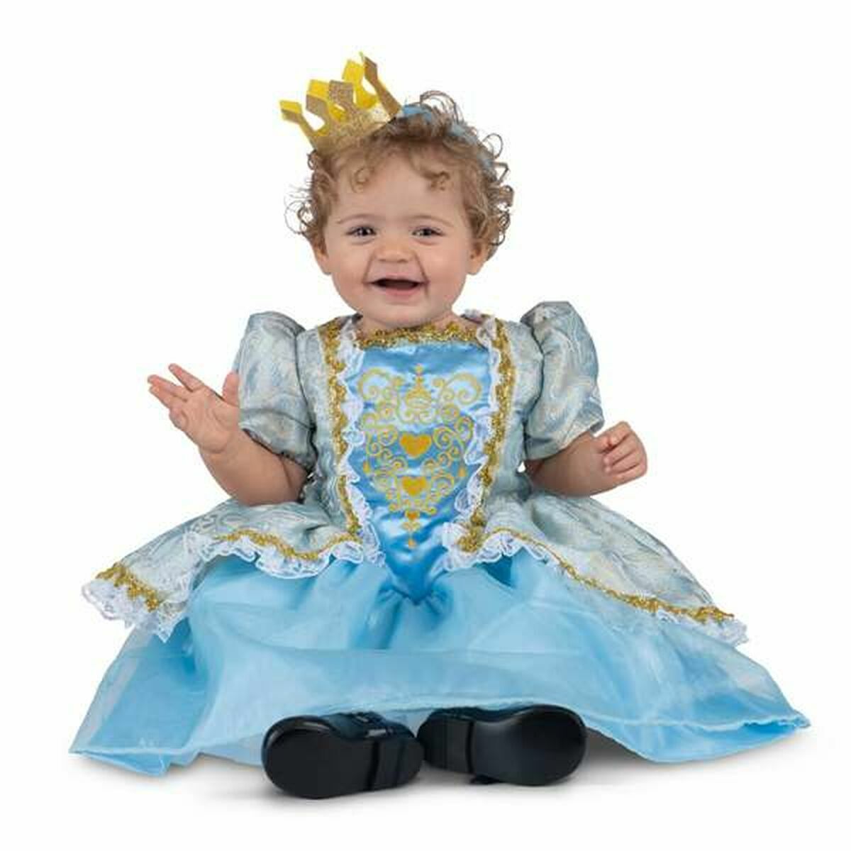 En glad bebis i en ljusblå prinsessklänning med gulddetaljer och en gul papperskrona på huvudet.