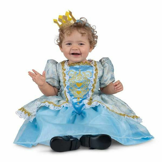 En glad bebis i en ljusblå prinsessklänning med gulddetaljer och en gul papperskrona på huvudet.