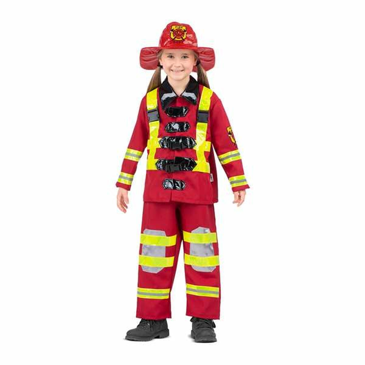 Ett leende barn i en komplett röd brandmansdräkt inklusive byxor, jacka, gul reflexväst och röd hjälm.