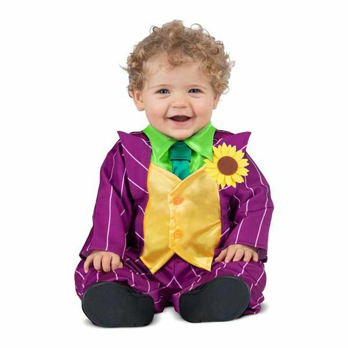 En baby sitter och ler mot kameran, klädd i en färgglad solros clowndräkt med lila kritstrecksrandig kavaj, gul väst, grön skjorta och slips, och en solros på bröstet.