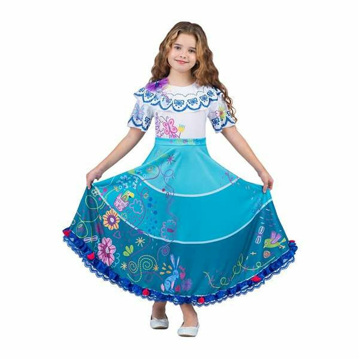 En liten flicka bär en färgglad klänning med blått och vitt, prydd med mönster av blommor, fjärilar och djur.