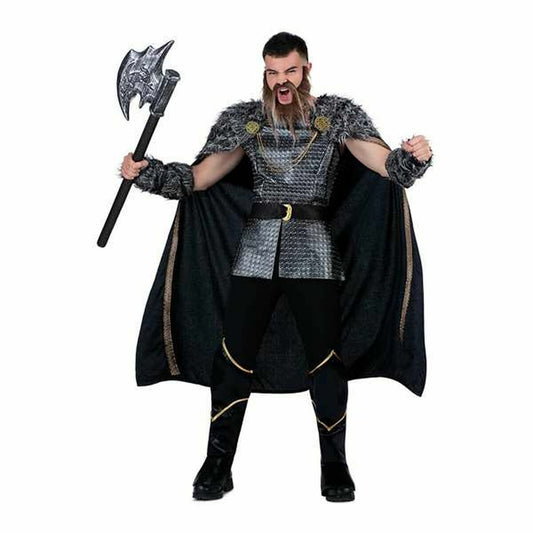 En man i en vikingadräkt som håller i en yxa, klädd i en mönstrad tunika, en stor svart mantel och matchande ärmar och stövelskydd.