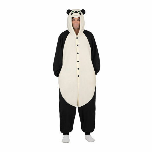 En glad man klädd i en svart och vit Gosepanda maskeraddräkt med huva som har pandaansikte och små öron.