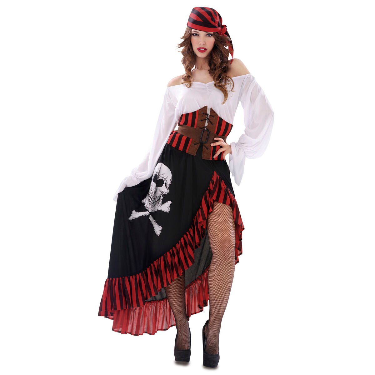 En kvinna i en detaljerad piratdräkt med en vit off-shoulder blus, en randig kjol med dödskallemönster och röda volanger, samt ett brunt gördel med spänne och en matchande bandana.