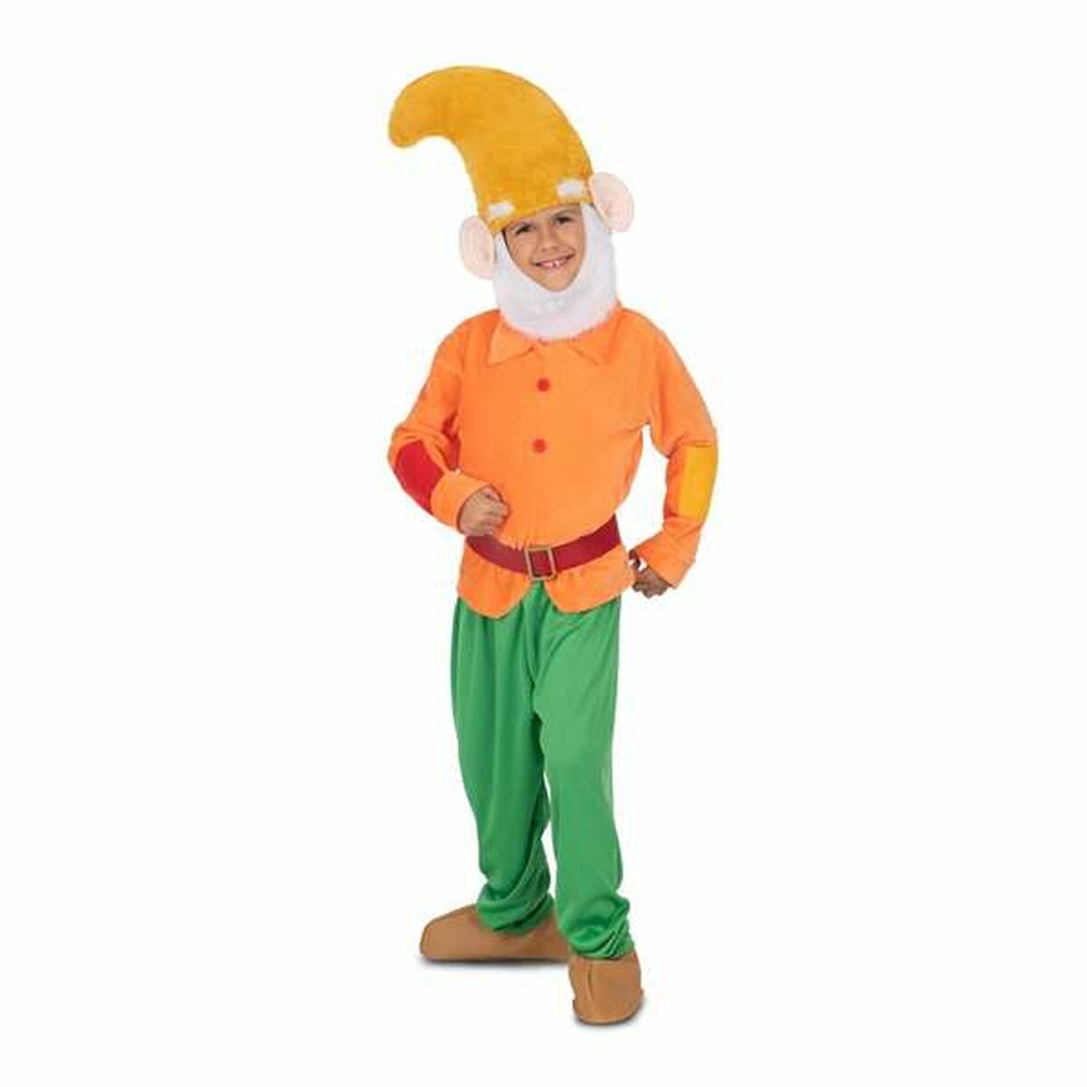 Ett leende barn klädd i en färgglad dvärgdräkt bestående av orange skjorta, gröna byxor, rött skärp, och en hög gul mössa med öron.