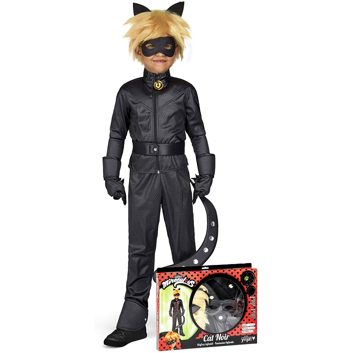 Ett barn poserar i en komplett Cat Noir maskeraddräkt, inklusive svart helkroppsdräkt, mask, öron, bälte och svans, bredvid sin förpackning.