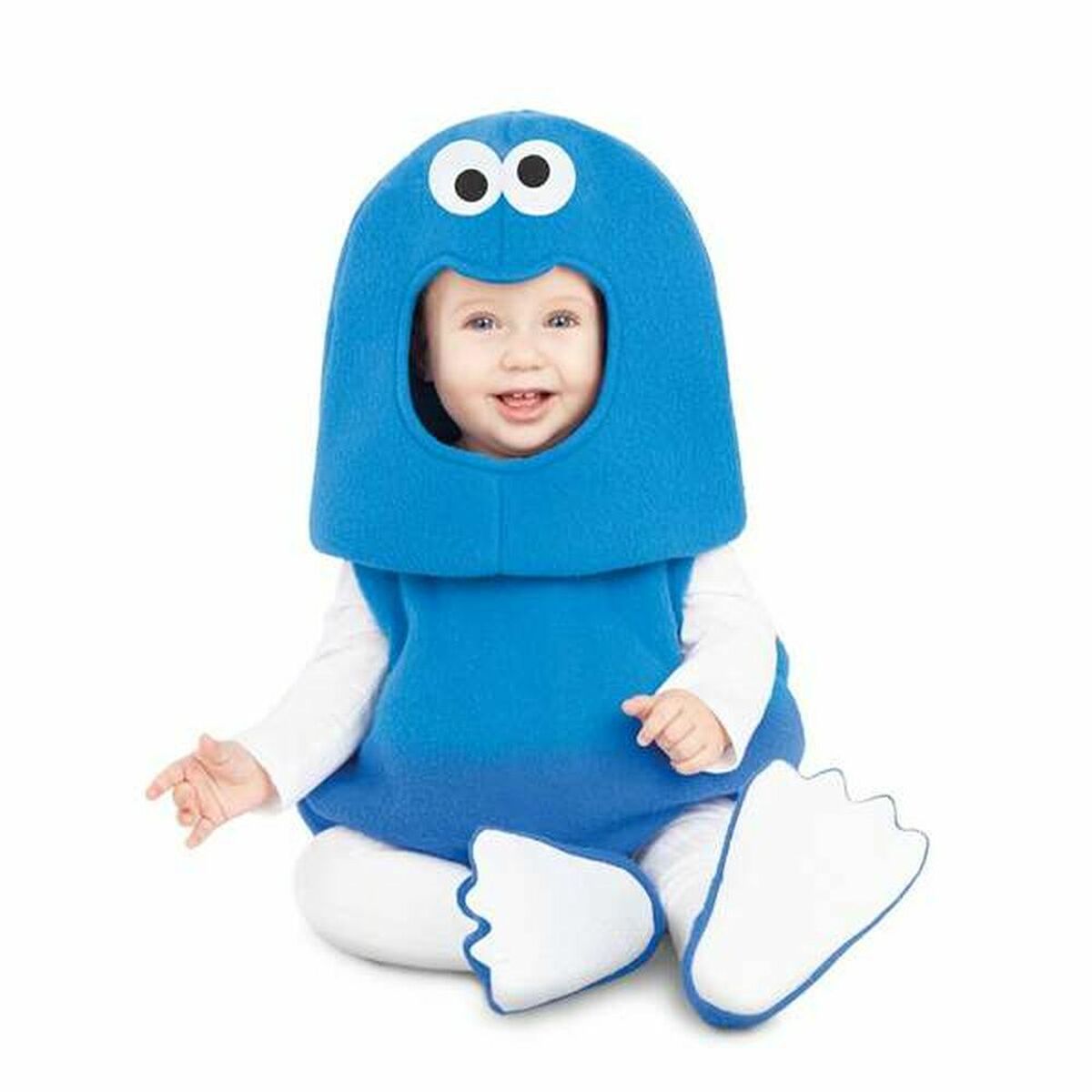 En glad bebis sitter klädd i en blå Cookie Monster-dräkt med vita fötter.