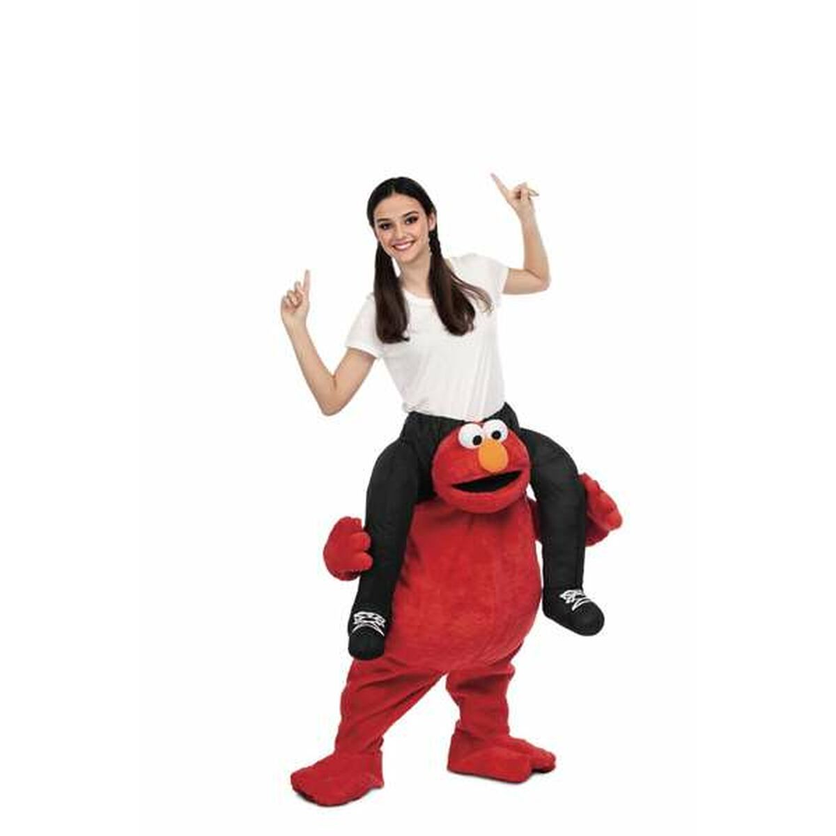 En glad kvinde bærer et Elmo-kostume, hvor hun sidder på Elmos skuldre, mens hun peger begejstret opad.