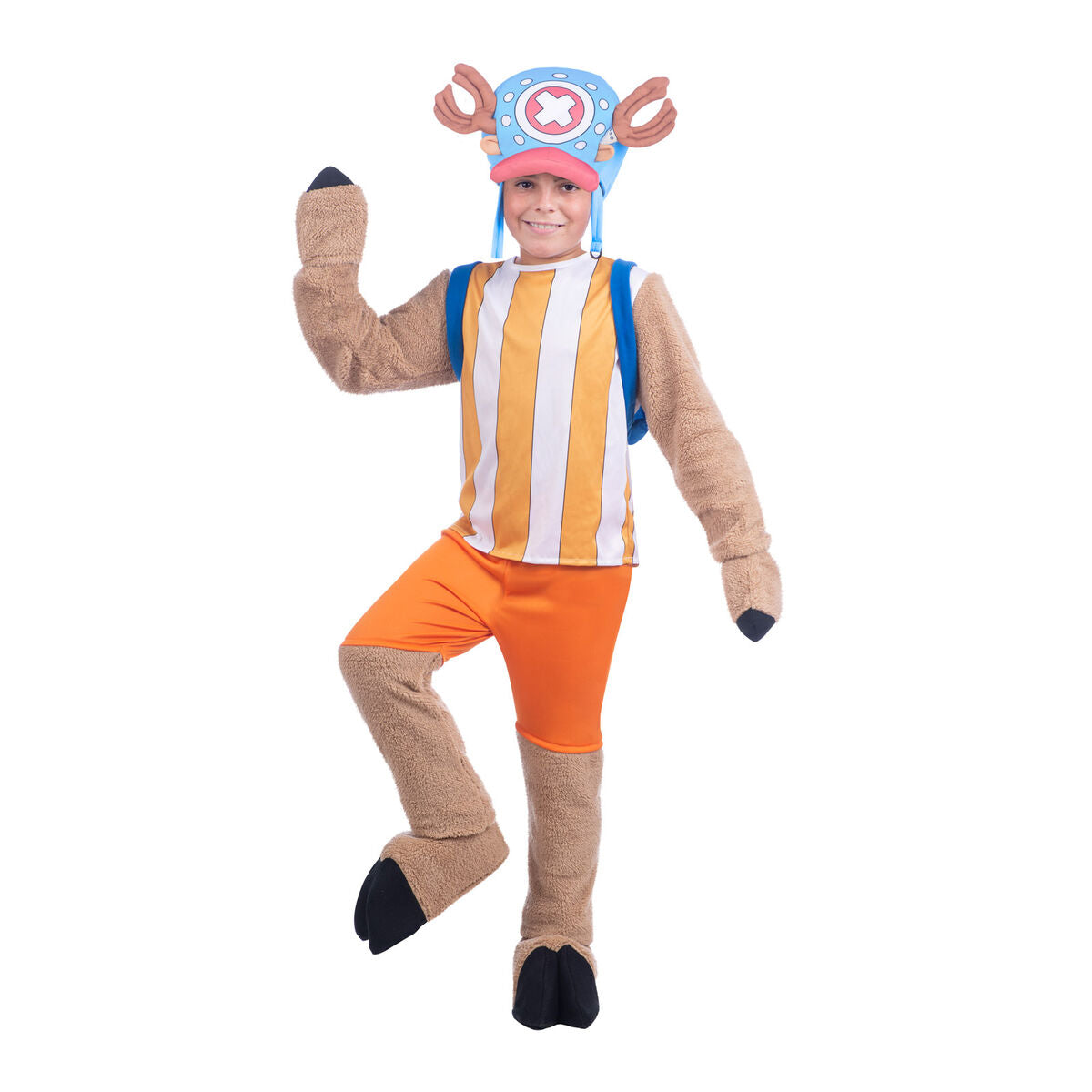 Ett barn ler glatt och poserar i en färgglad dräkt som liknar en renhjälte, komplett med en hatt med horn och en fluffig brun dräkt med orangea byxor.