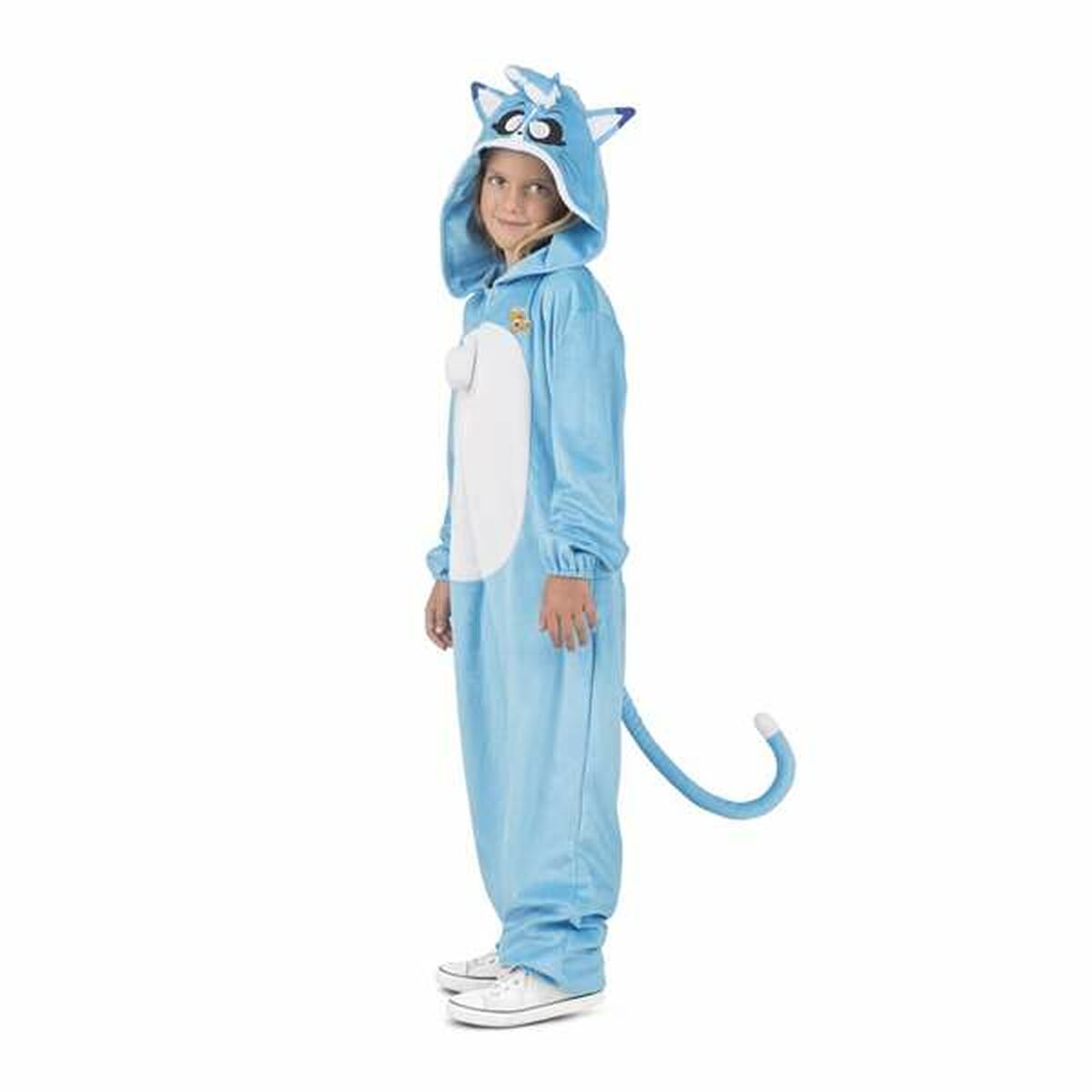 Ett barn står i profil klädd i en mjuk, ljusblå Kigurumi-dräkt som föreställer en katt med matchande huva och en böjd svans.