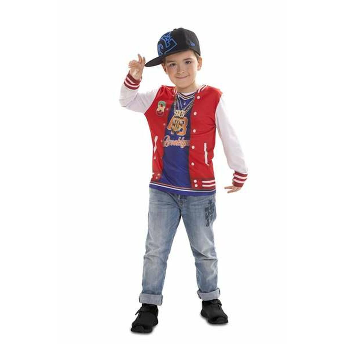 Ett barn klädd i en rapper-inspirerad maskeraddräkt med en röd jacka, blå t-shirt, jeans och en keps.