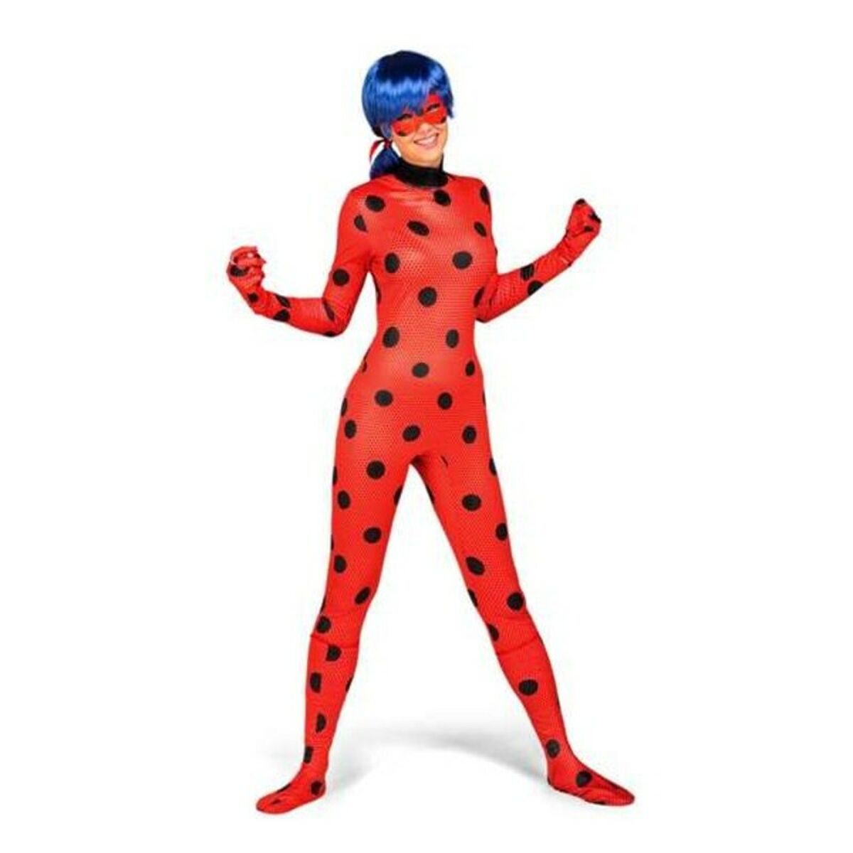 En kvinna i en helkropps maskeraddräkt i rött med svarta prickar, liknande en nyckelpiga, poserande självsäkert.