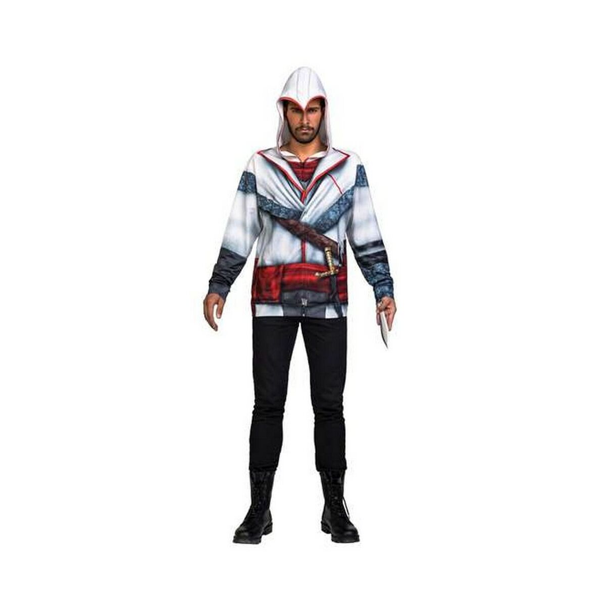 En vuxen man bär en Assassin's Creed-inspirerad hoodie med huvan uppfälld och håller ett dolk.