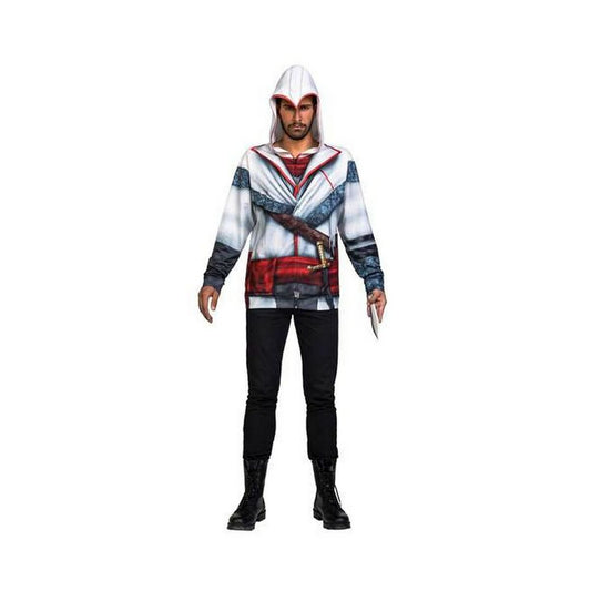 En vuxen man bär en Assassin's Creed-inspirerad hoodie med huvan uppfälld och håller ett dolk.
