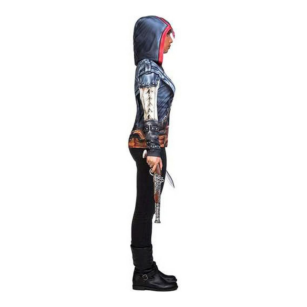 Kvinna sedd från sidan iklädd en Assassin's Creed-dräkt i Aveline-stil med huvtröja och hållande i en replika av en dold klinga.