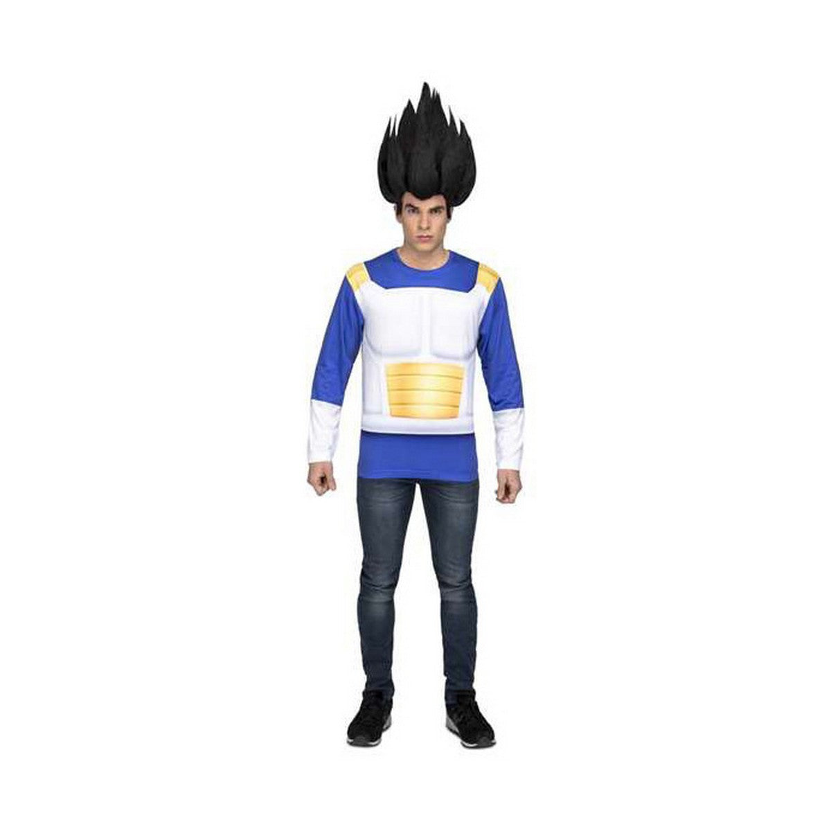 En man i jeans och en blå, vit och gul långärmad t-shirt som efterliknar Vegetas dräkt, bär en stor, spikig svart peruk.
