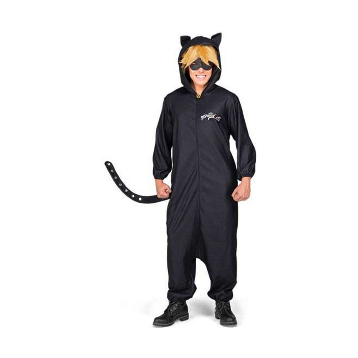 En person iklädd en svart kattmaskeraddräkt med huva, öron och svans.