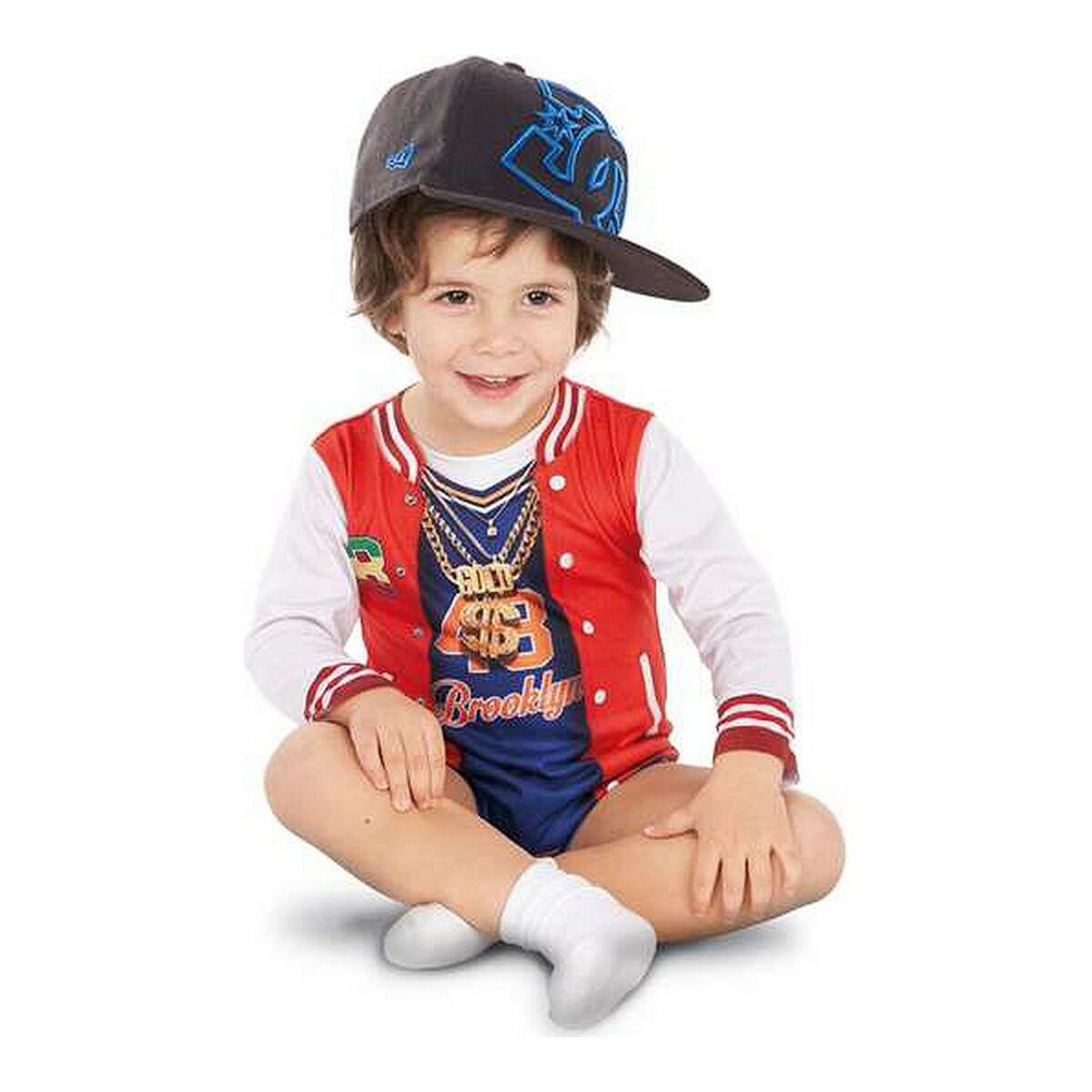 En liten pojke klädd i en Rapperdräkt med en röd jacka, blå shorts och en stor guldfärgad kedja.