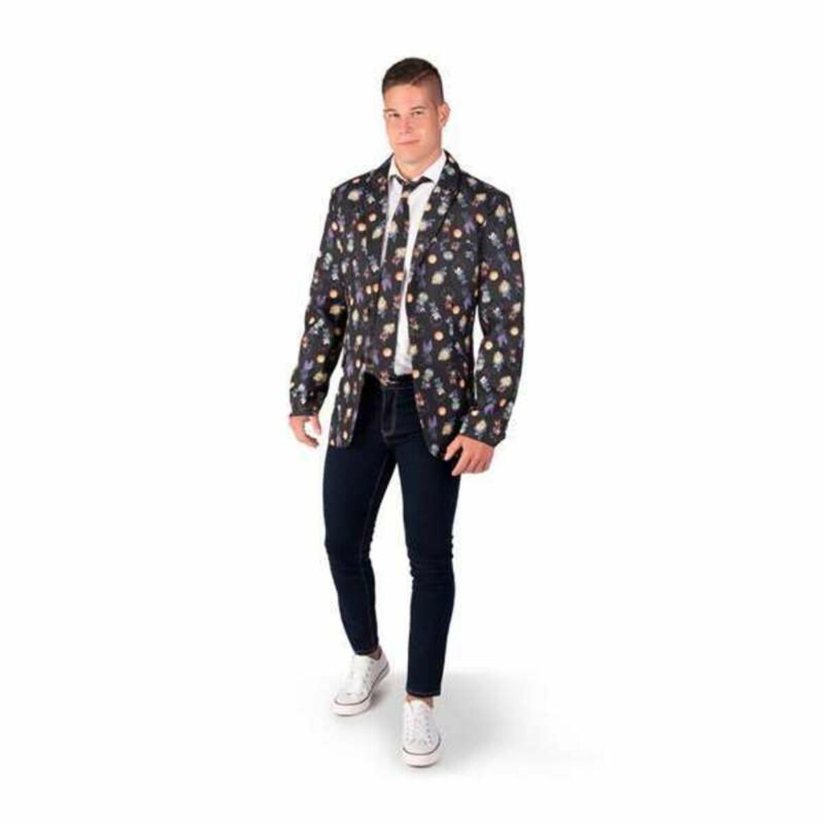 En man i en mörk kavaj med ett färgglatt Dragon Ball-tryck, vit skjorta och slips, mörka jeans och vita sneakers.