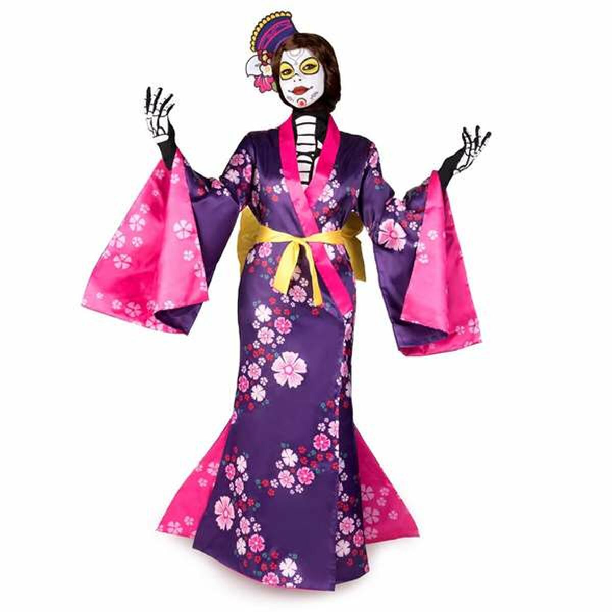 En kvinna i en elegant lila kimono med rosa blommor och en guldfärgad rosett runt midjan, klädd som en mexikansk dödskallegudinna.