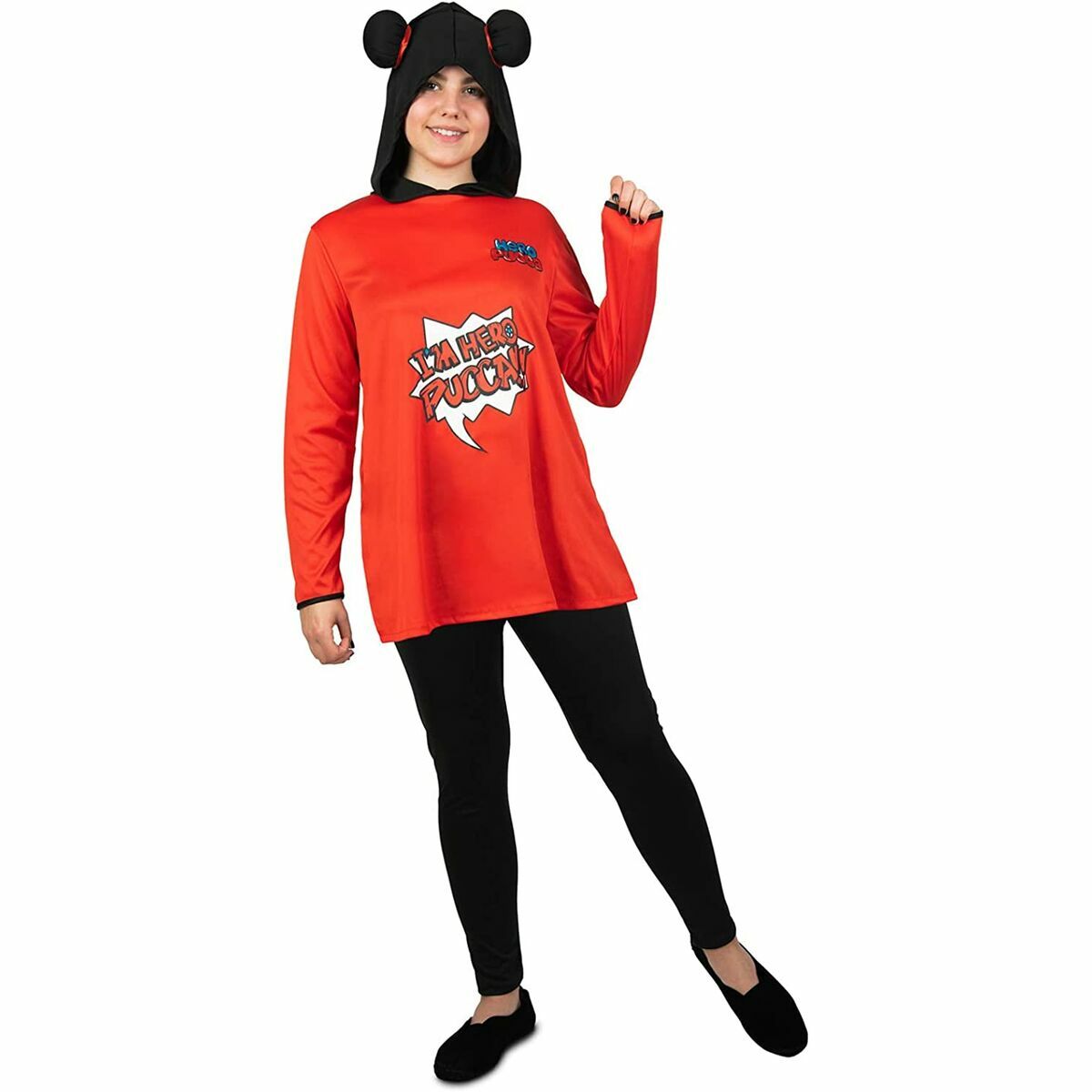En person bär en häftig Pucca maskeraddräkt med en orange topp och svarta byxor.