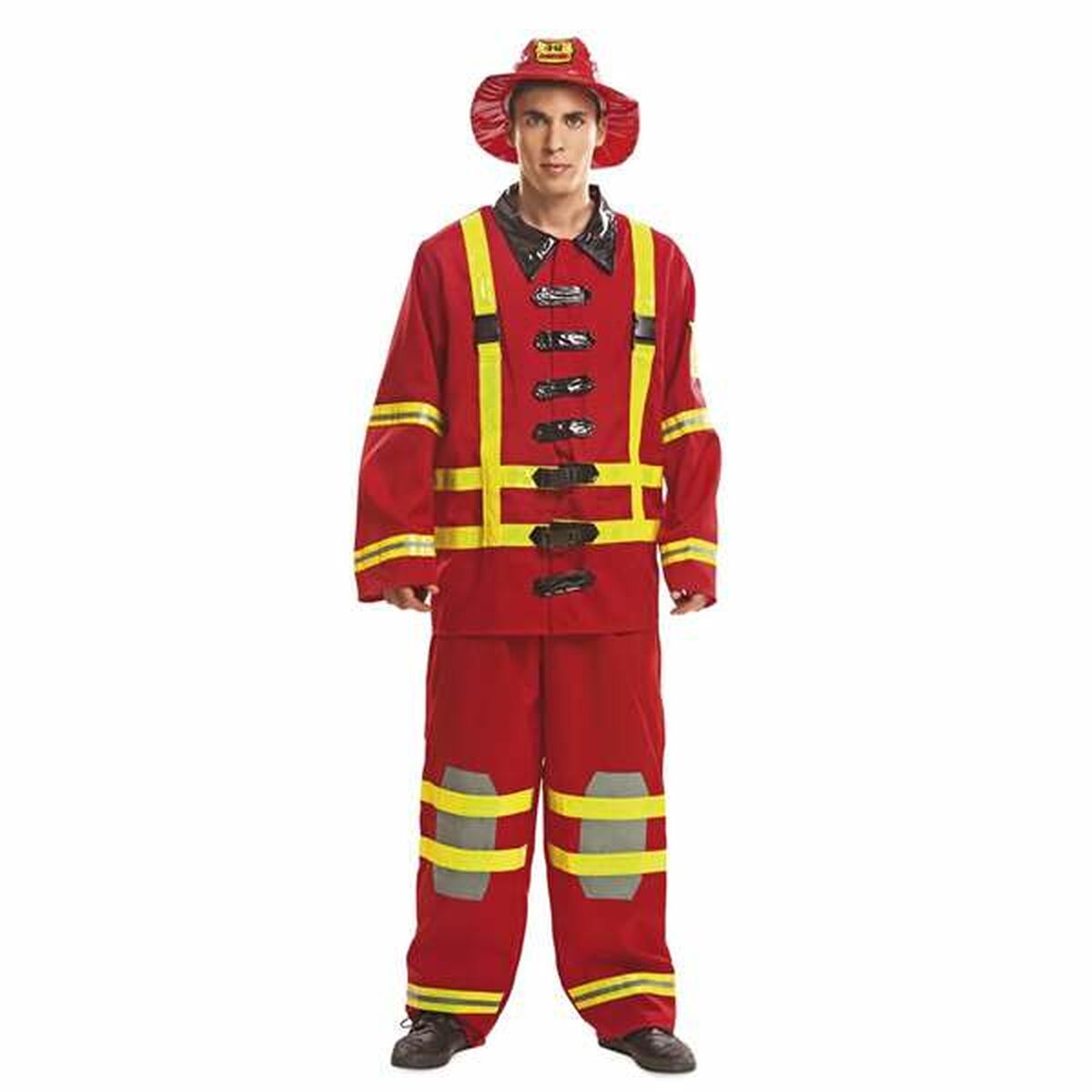 En man poserar i en röd maskeraddräkt som föreställer en brandman, komplett med reflexband och matchande hatt.