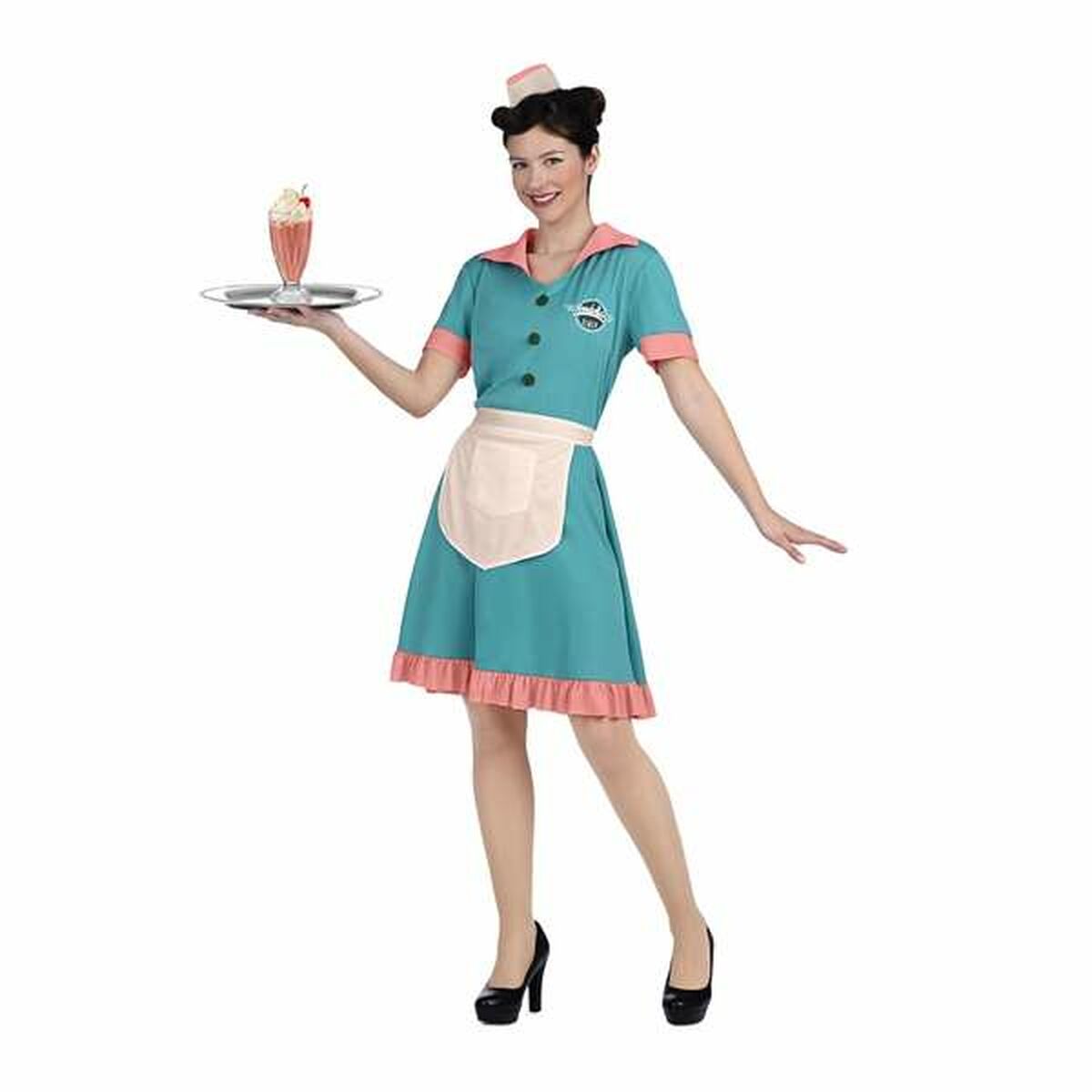 En kvinna klädd i en turkos och rosa retro-servitrisdräkt med vitt förkläde och liten hatt, balanserar en milkshake på ett silverfat.