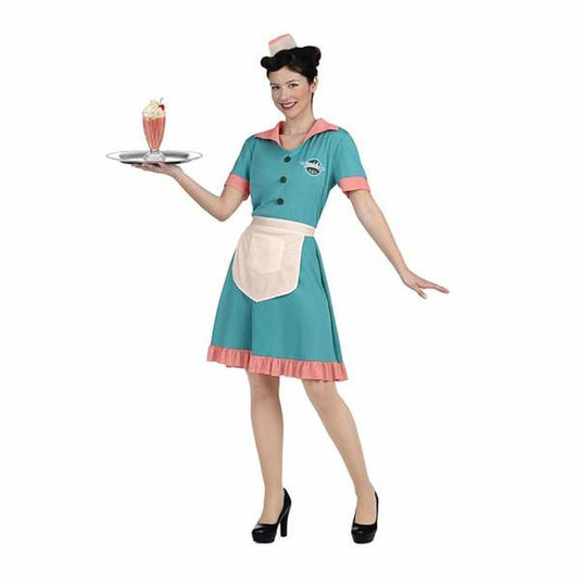 En kvinna klädd i en turkos och rosa retro-servitrisdräkt med vitt förkläde och liten hatt, balanserar en milkshake på ett silverfat.