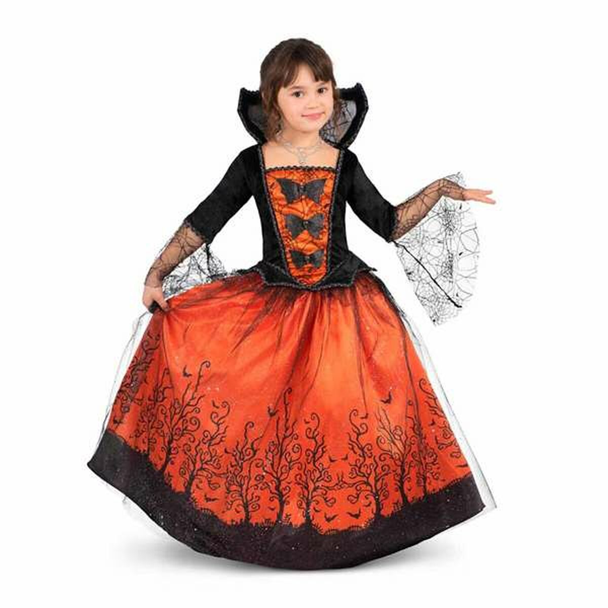 Ett barn i en lång, fluffig maskeraddräkt med svart sammetsöverdel, en orange kjol dekorerad med svarta spökträd och fladdermöss, samt en hög krage som påminner om en vampyr. Barnet ler mot kameran.