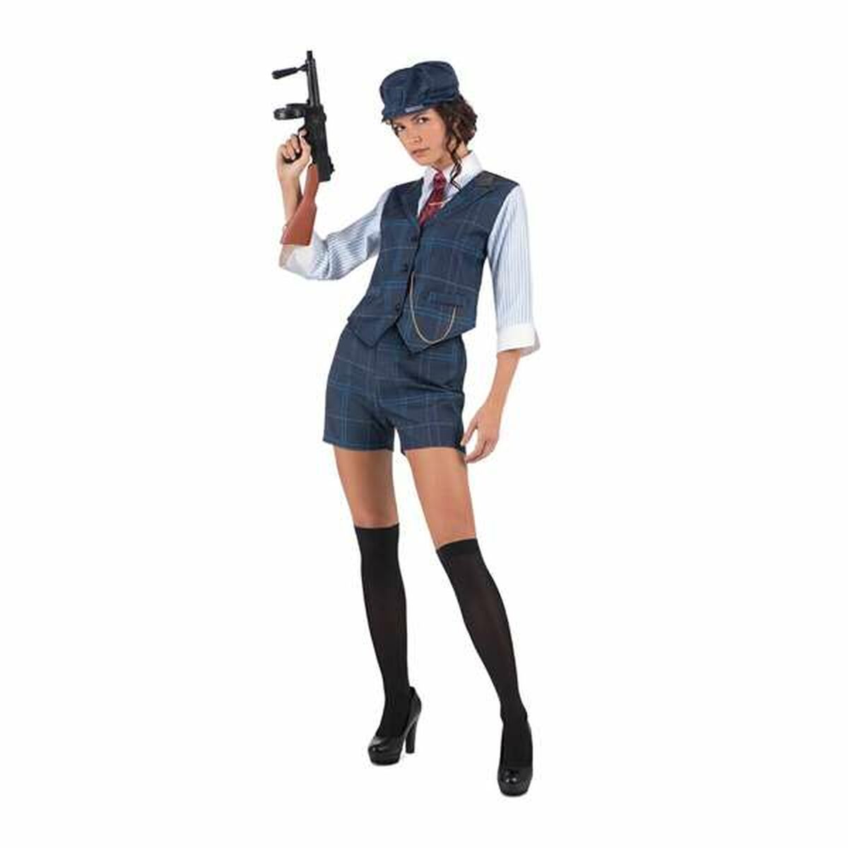 Kvinna klädd i en blårutig gangsterdräkt bestående av väst, shorts, skjorta, keps och med en leksakspistol i handen.