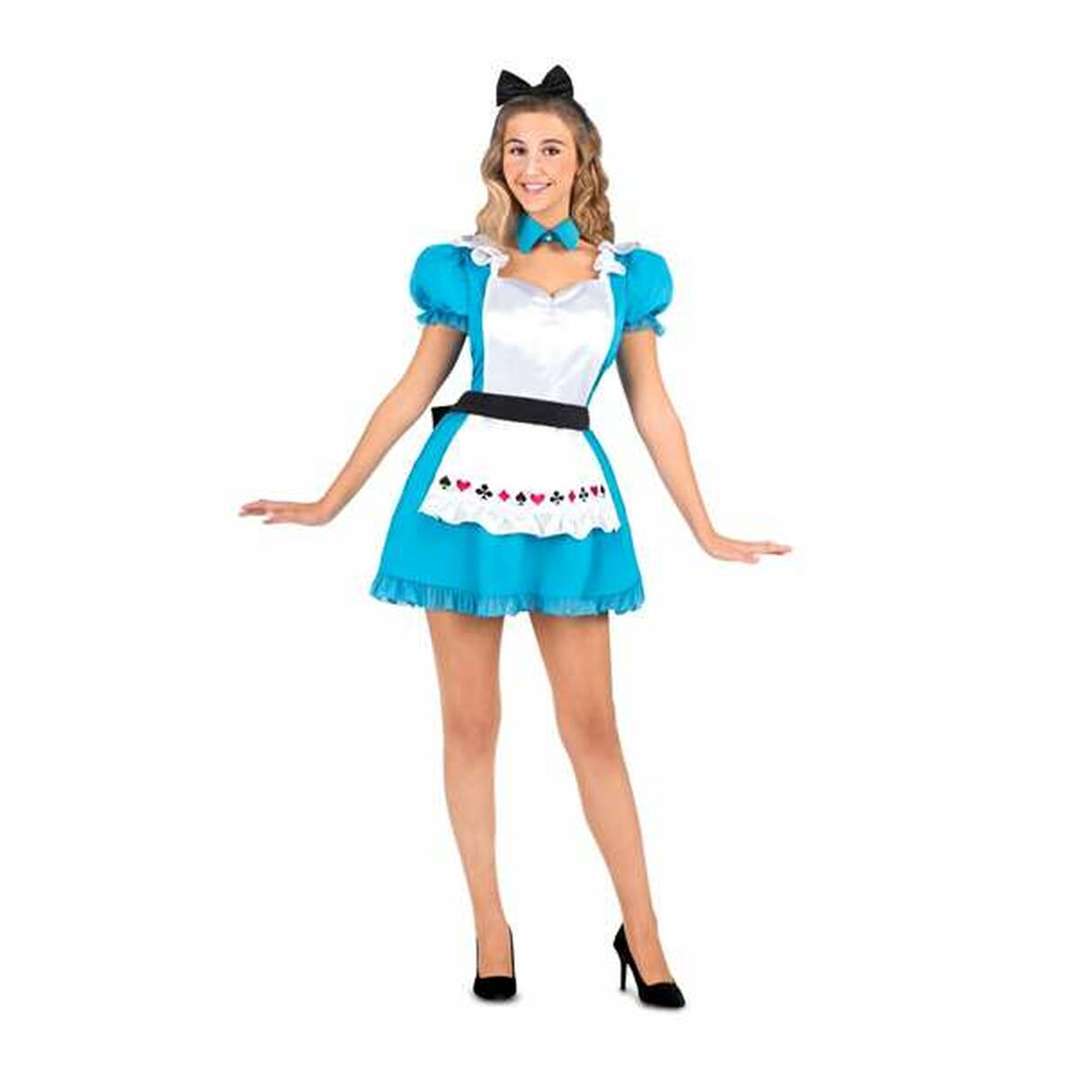 En ung kvinna i en kort, knallblå Alice i Underlandet-inspirerad maskeraddräkt med vitt förkläde och svart rosett i håret.