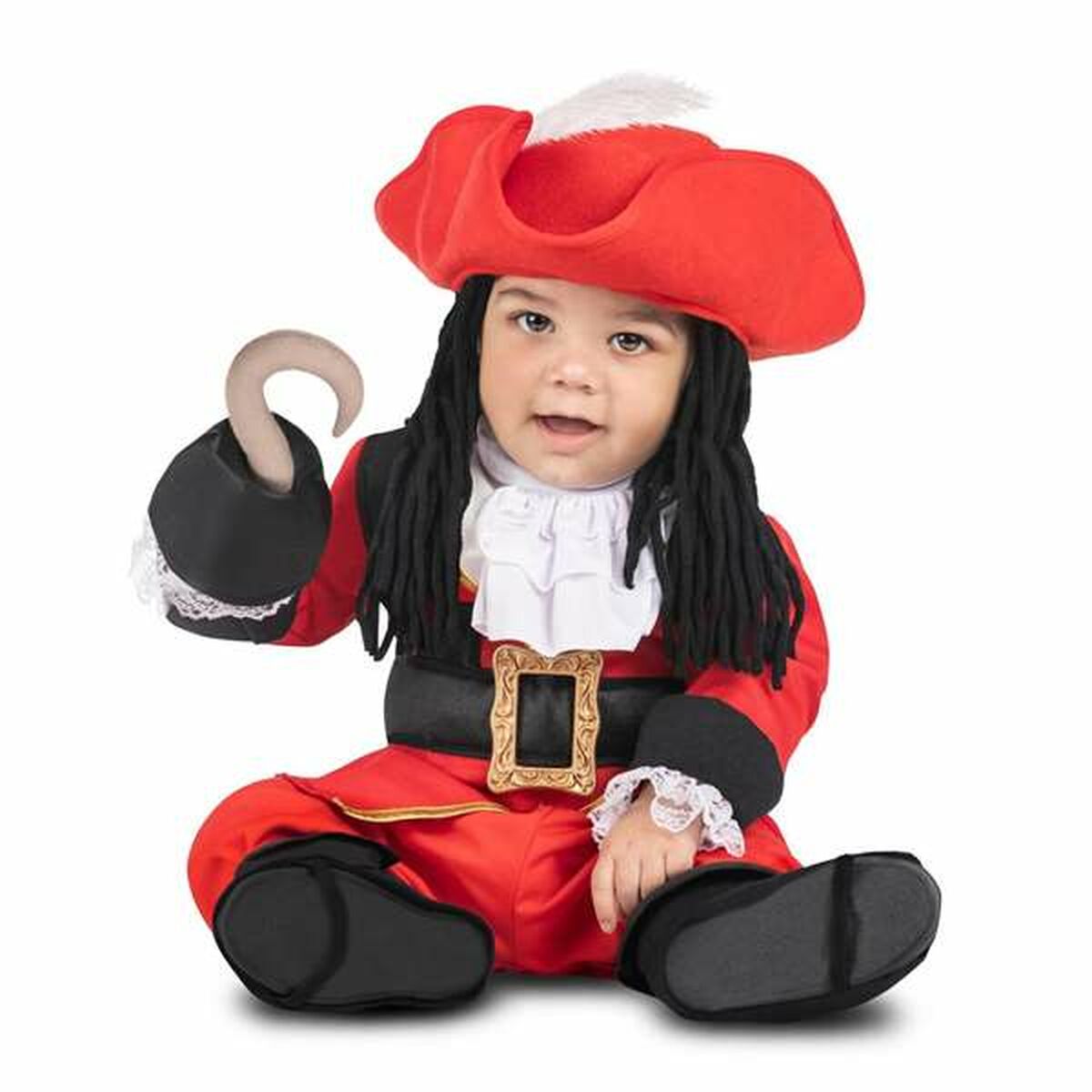 En söt bebis sitter i en röd och svart piratdräkt med en röd trikornehatt, svart peruk, vit krås och håller en beige krok på ena handen.