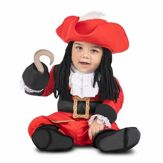 En söt bebis sitter i en röd och svart piratdräkt med en röd trikornehatt, svart peruk, vit krås och håller en beige krok på ena handen.