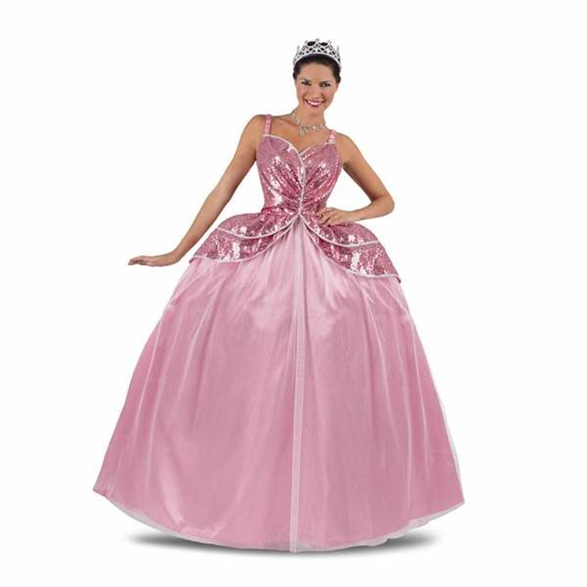 En kvinna ler brett medan hon bär en stor, fluffig rosa prinsessklänning med paljetter på överdelen och ett silverfärgat diadem på huvudet.