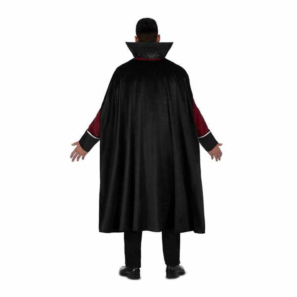 Ryggen på en vuxen person som bär en lång, svart vampyrkåpa med hög ståndkrage och röda ärmar som skymtar fram.