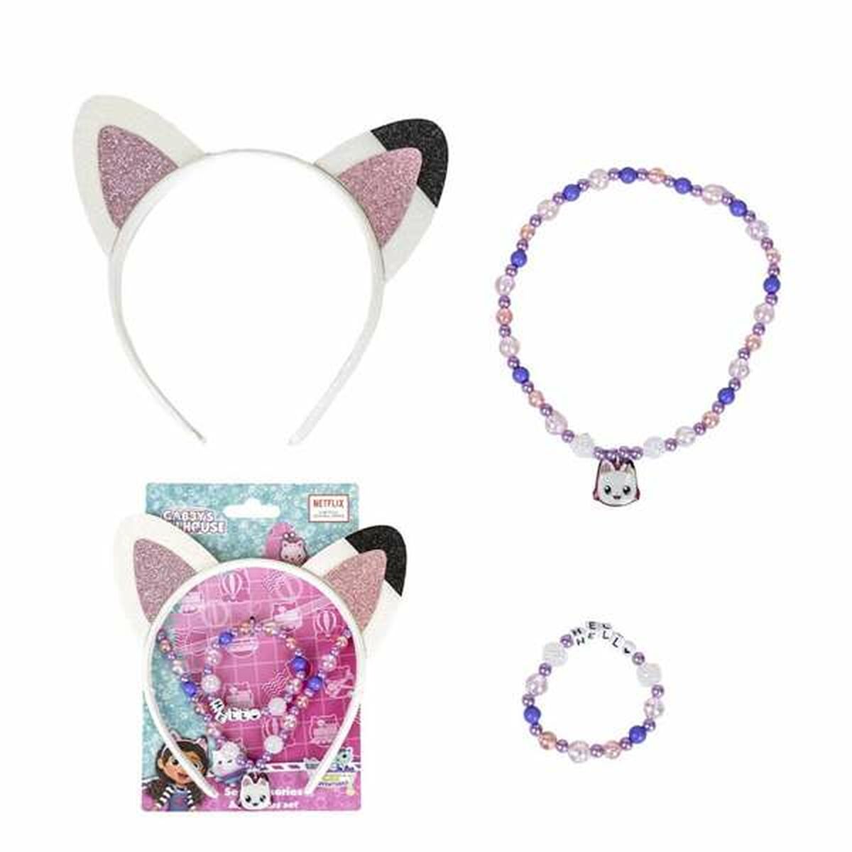 En förpackning med en rosa och vit bijouterisats från Gabby's Dollhouse, innehållande ett pannband med glittriga kattöron, ett halsband med ett katthänge och ett pärlarmband.