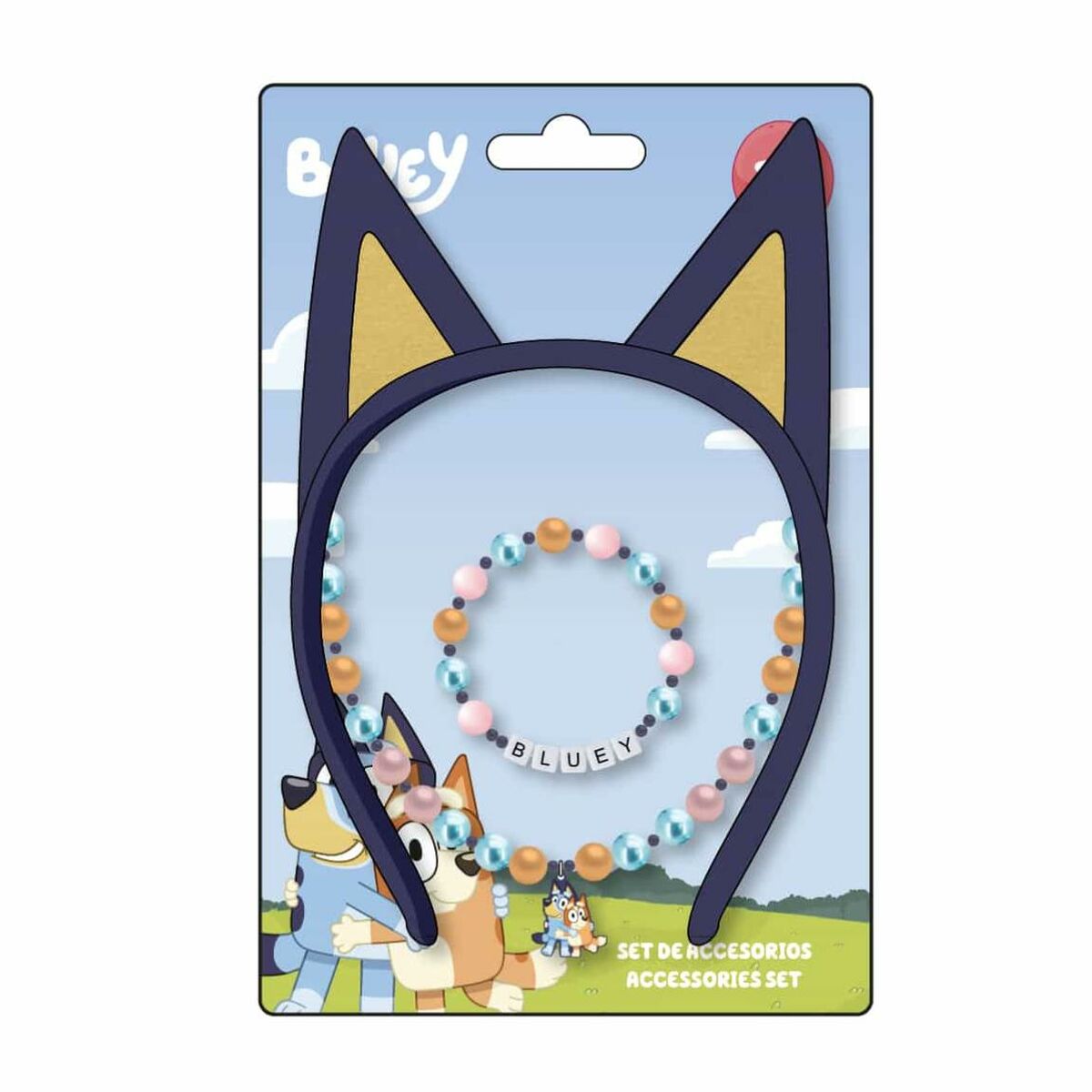 Förpackning med ett mörkblått diadem med guldfärgade kattöron, ett pärlhalsband med bokstavsberlocker som stavar BLUEY, och ett matchande pärlarmband i färgerna rosa, blått och orange.