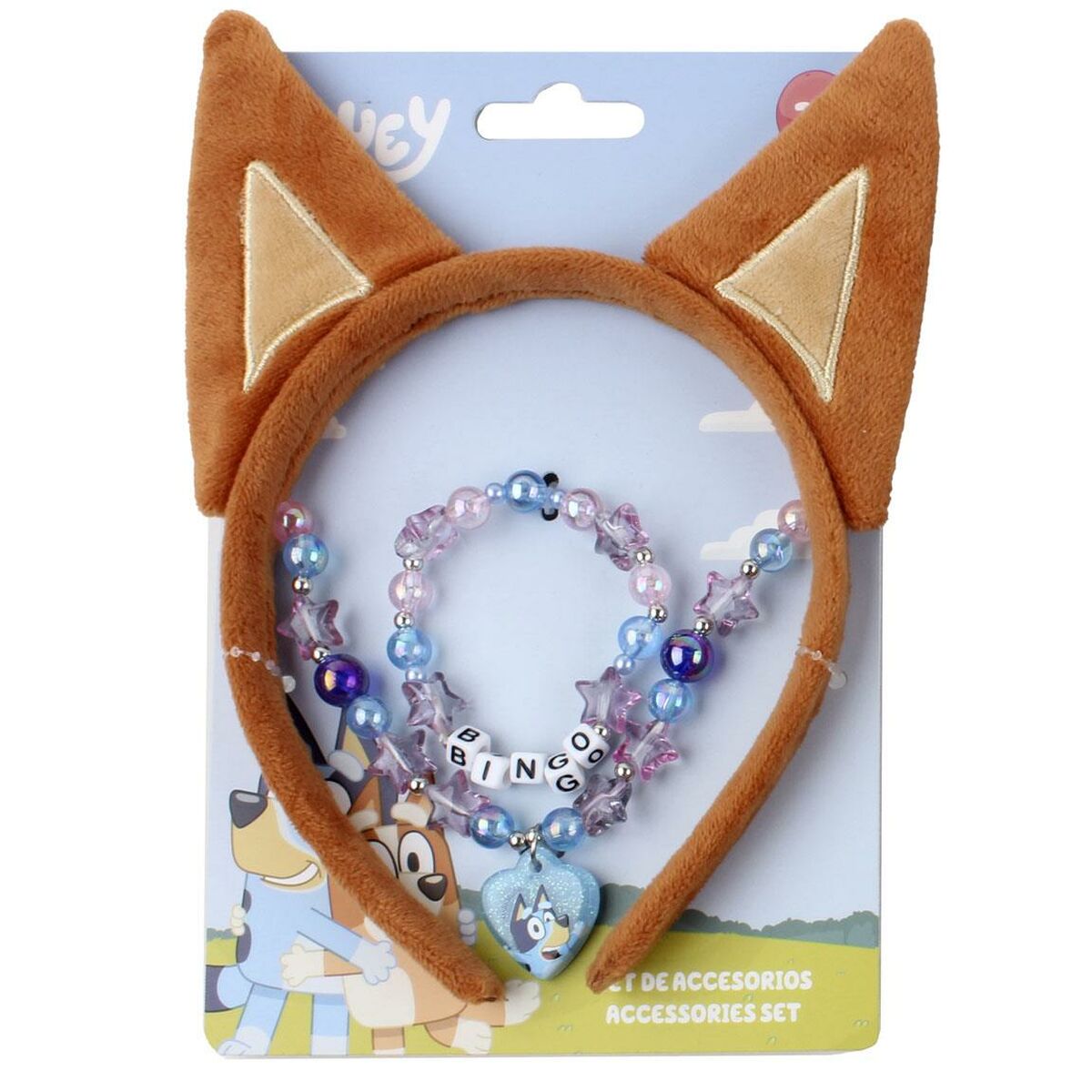Ett färgglatt set med en brun, plyschig öronpannband och ett matchande halsband och armband med blåa och lila pärlor samt bokstavsberlocker som stavar 'BINGO' och ett hängsmycke med en karaktär från Bluey.